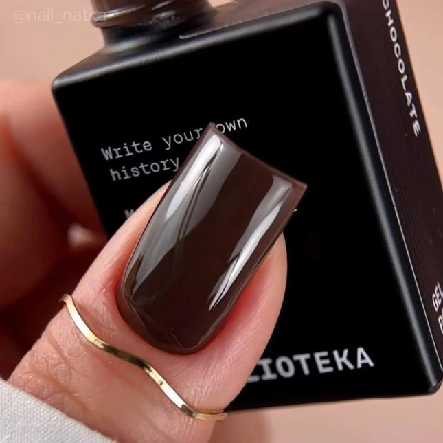BIBLIOTEKA Βερνίκι Τζελ №024 Chocolate 10ml - Σκούρο καφέ χρώμα
