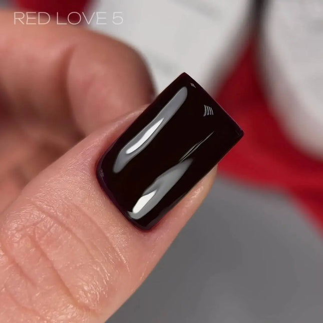 Ημιμόνιμο βερνίκι νυχιών Saga Love Red №5 μελιτζανί 10 ml